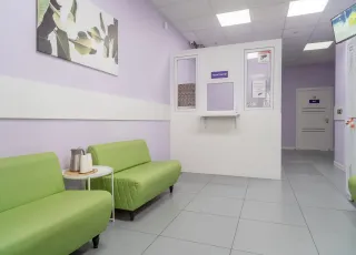 Зона ожидания и стойка администратора